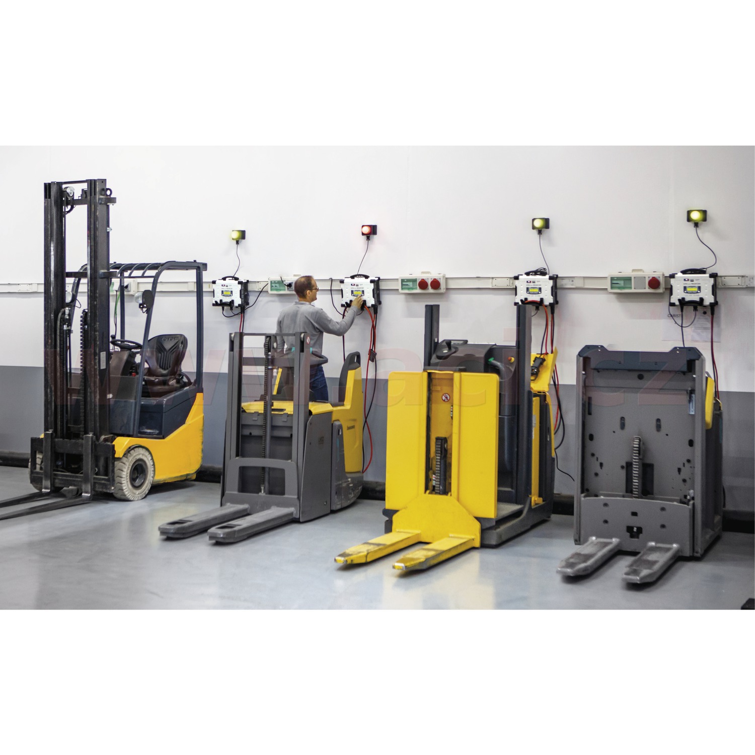 Obrázek produktu nabíječka/stabilizovaný zdroj GYSFLASH 103.24 CNT FV 6/12/24 V, 5-1200 Ah, 100 A, kabely 5 m, menu v češtině 025684