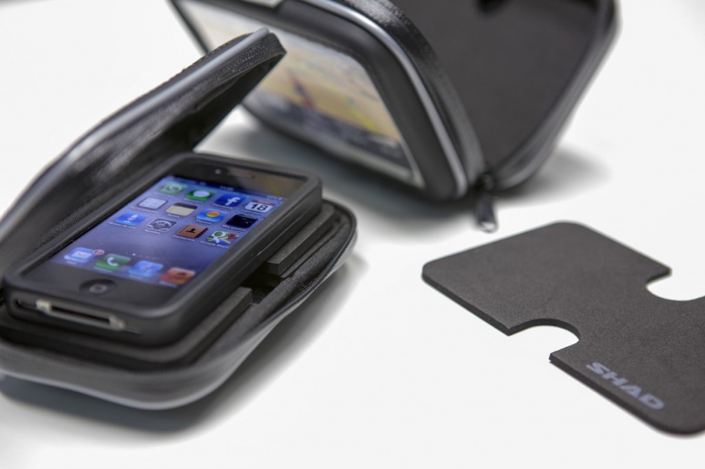 Obrázek produktu Držák na chytré telefony SHAD 130x90 mm X0SG10M na zpětné zrcátko 4,3" X0SG10M        