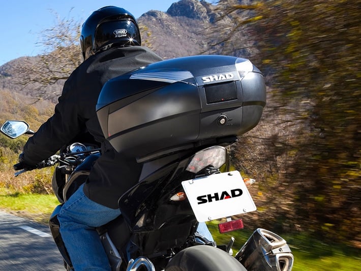 Obrázek produktu Vrchní kufr na motorku SHAD SH48 D0B48306R Tmavě šedý with backrest, carbon cover and PREMIUM SMART lock
