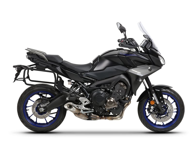 Obrázek produktu Kompletní sada bočních černých hliníkových kufrů SHAD TERRA BLACK 47L/47L , včetně montážní sady SHAD YAMAHA MT-09 Tracer / Tracer 900